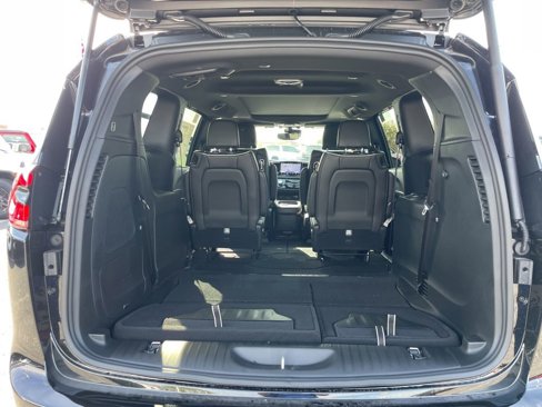 New 2026 Chrysler Pacifica Limited w/ Uconnect Theater Family Group image 33