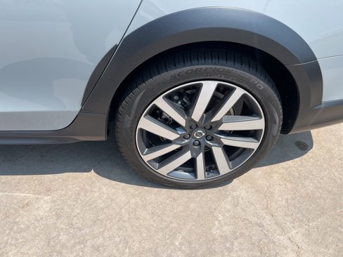 Certified 2025 Volvo V90 B6 Cross Country Plus image 10