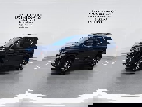 Used 2023 GMC Acadia SLE w/ Driver Convenience Package image 4