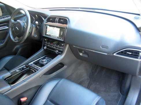 Used 2019 Jaguar F-PACE Premium image 8