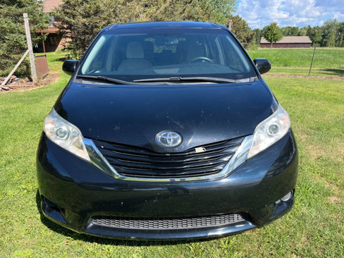 Used 2017 Toyota Sienna LE image 2