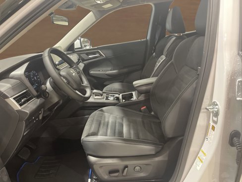 New 2025 Mitsubishi Outlander SE image 12