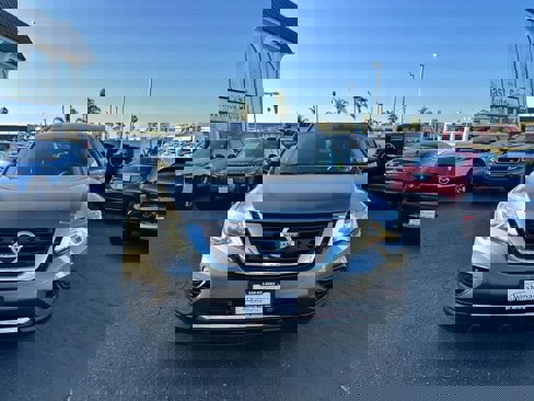 Used 2017 Nissan Pathfinder S image 2
