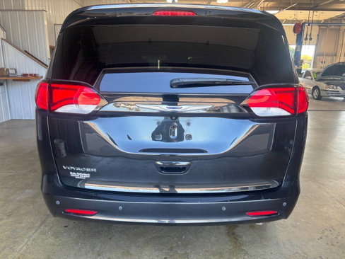 Used 2020 Chrysler Voyager L image 3