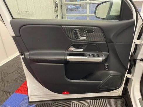 Used 2024 Mercedes-Benz GLB 250 4MATIC image 8