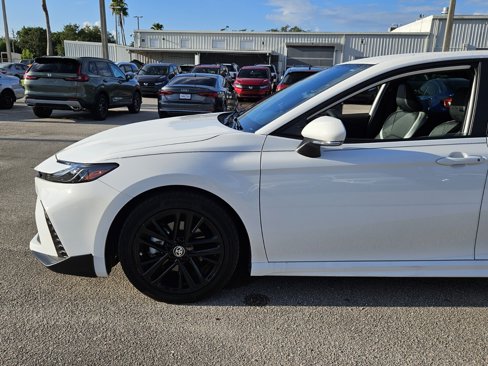 Used 2025 Toyota Camry SE image 9