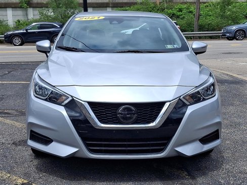 Used 2021 Nissan Versa SV image 2