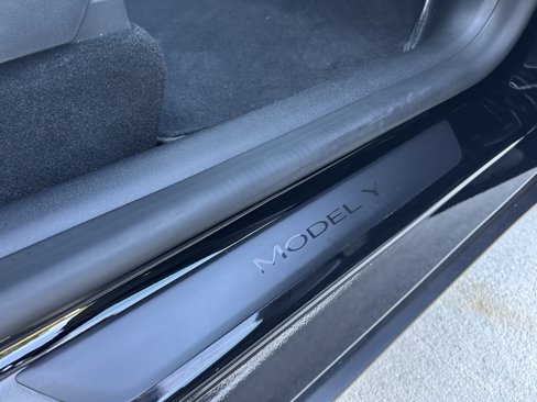 Used 2022 Tesla Model Y Long Range image 30