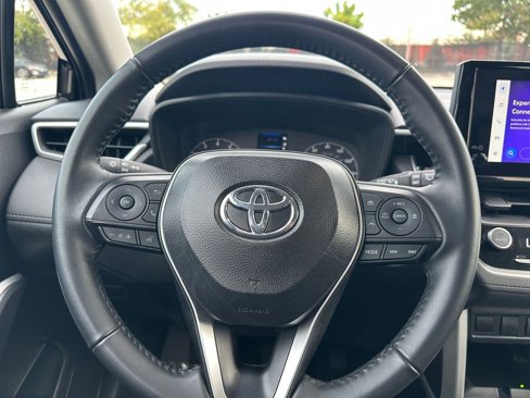 Used 2025 Toyota Corolla Cross LE image 27