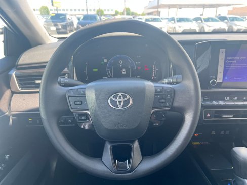 Used 2025 Toyota Camry LE image 27