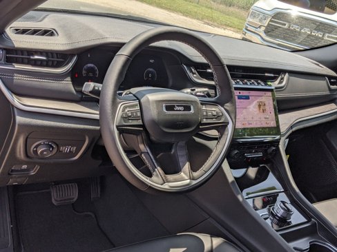 New 2025 Jeep Grand Cherokee Limited w/ Black Appearance Package image 10