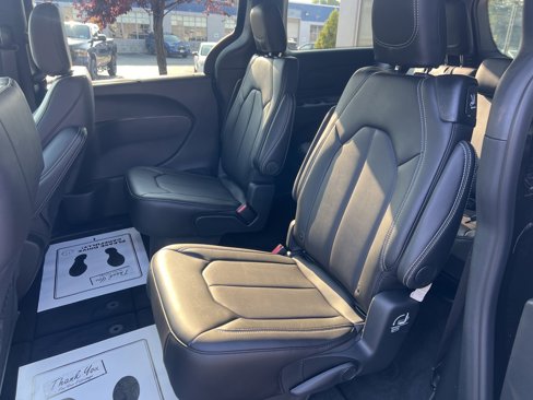New 2025 Chrysler Pacifica Select image 10