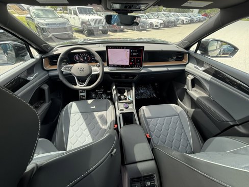 New 2025 Volkswagen Tiguan SEL R-Line image 9