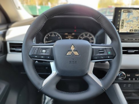 New 2025 Mitsubishi Outlander SE image 26