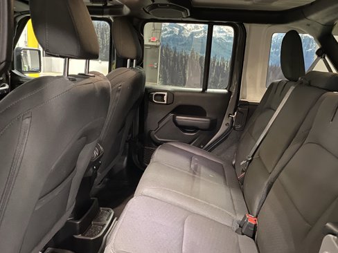 Used 2023 Jeep Wrangler Unlimited image 15