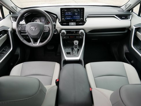 Used 2021 Toyota RAV4 XLE Premium image 17