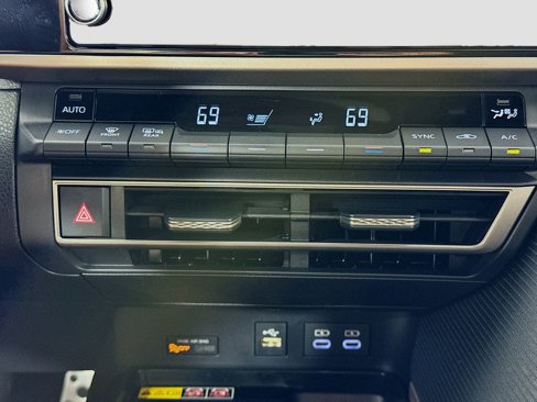 Used 2025 Toyota Camry SE image 15