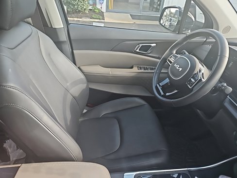 Used 2025 Kia Carnival EX image 9