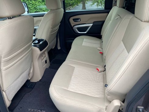 Used 2018 Nissan Titan SV w/ SV Convenience Package image 8