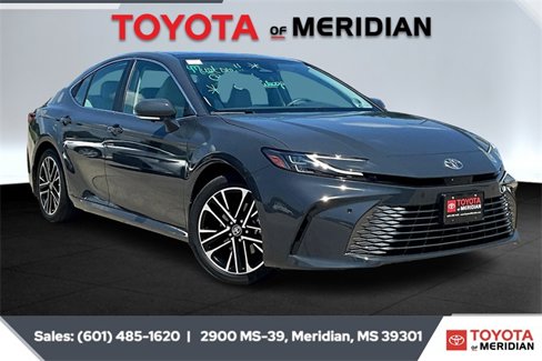 Used 2025 Toyota Camry XLE image 1