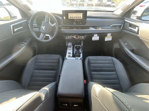New 2025 Mitsubishi Outlander SE image 18