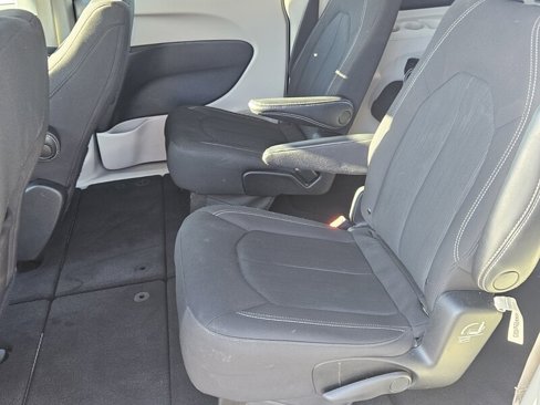 Used 2023 Chrysler Voyager LX image 10