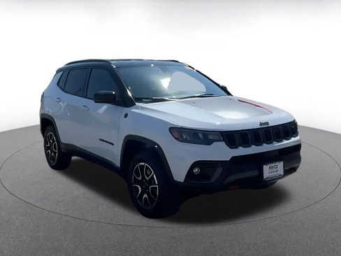 Used 2025 Jeep Compass Trailhawk image 3