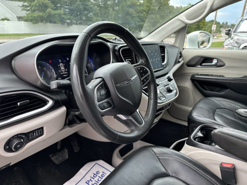 Used 2022 Chrysler Pacifica Touring-L image 18