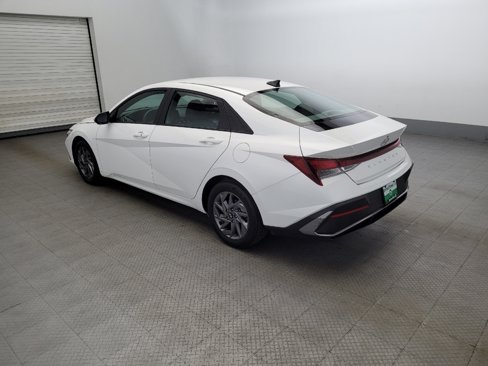 Used 2024 Hyundai Elantra SEL image 3