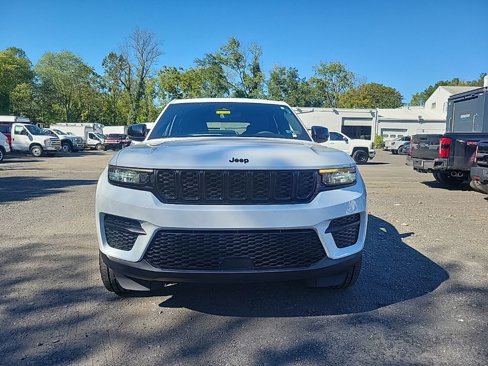 Used 2023 Jeep Grand Cherokee Altitude image 3