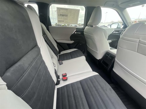 New 2025 Mitsubishi Outlander SE image 15