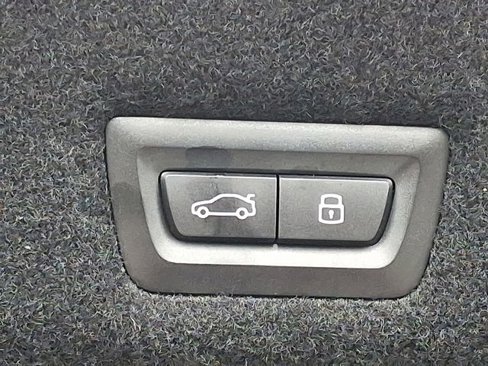 Used 2025 BMW 740i xDrive image 31