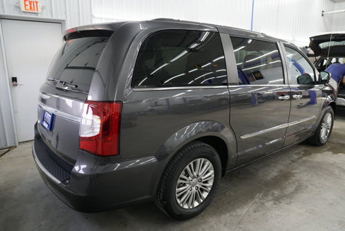 Used 2015 Chrysler Town & Country Touring-L w/ Driver Convenience Group image 14