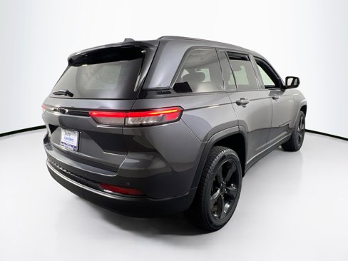 Used 2023 Jeep Grand Cherokee Altitude image 5