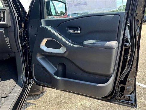 Certified 2025 Nissan Frontier SV image 12