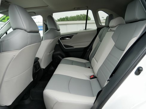 Used 2021 Toyota RAV4 XLE Premium image 16