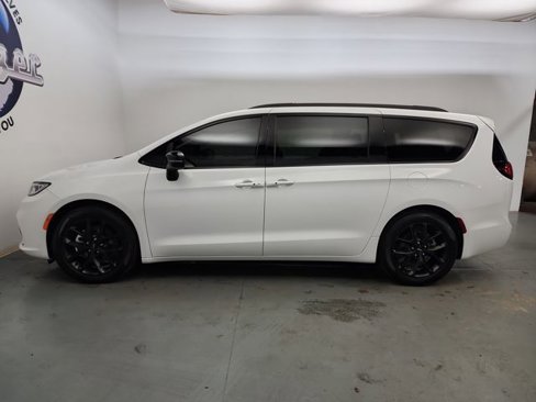 Used 2025 Chrysler Pacifica Limited image 6