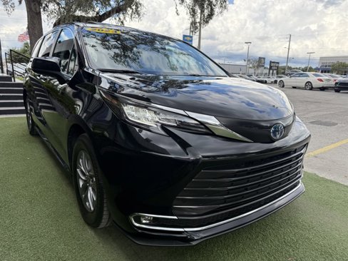 Used 2023 Toyota Sienna XLE image 3