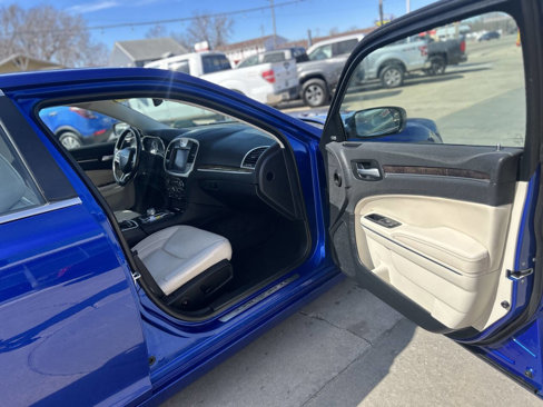 Used 2018 Chrysler 300 Limited w/ Safetytec Plus Group image 32