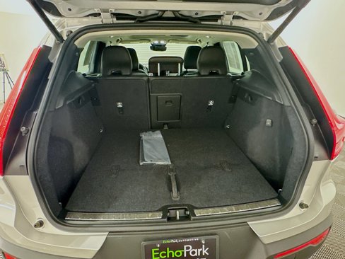 Used 2025 Volvo XC40 B5 Plus image 31