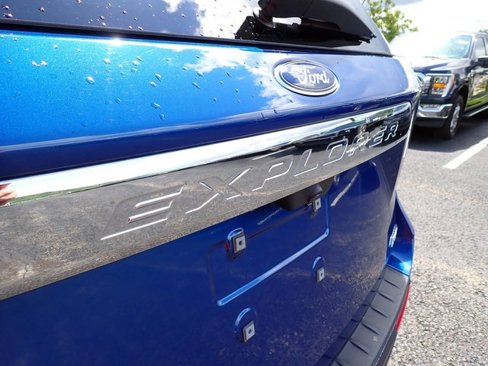 Certified 2022 Ford Explorer XLT w/ Equipment Group 202A image 6