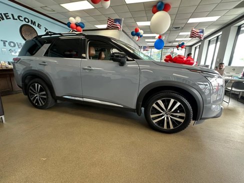 Used 2023 Nissan Pathfinder Platinum w/ Black Appearance Package image 14