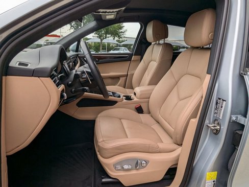 Certified 2025 Porsche Macan image 5
