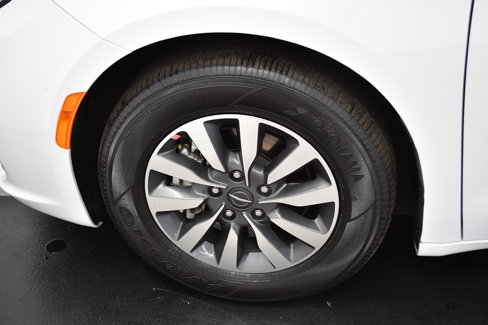 Used 2024 Chrysler Pacifica Limited image 36
