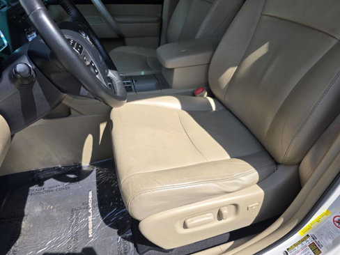 Used 2012 Toyota Highlander FWD image 10