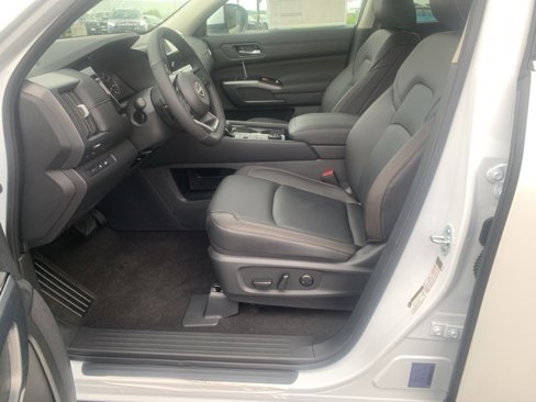 New 2025 Nissan Pathfinder SL image 11
