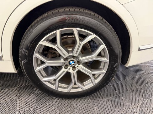 Used 2022 BMW X7 xDrive40i w/ Premium Package image 11