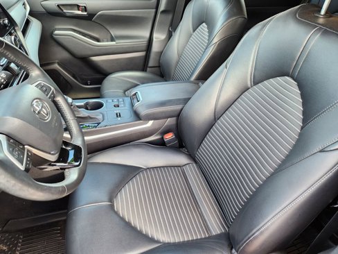 Used 2023 Toyota Highlander XSE image 12