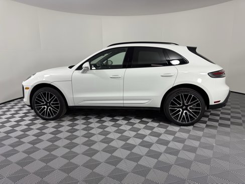 Certified 2025 Porsche Macan image 2