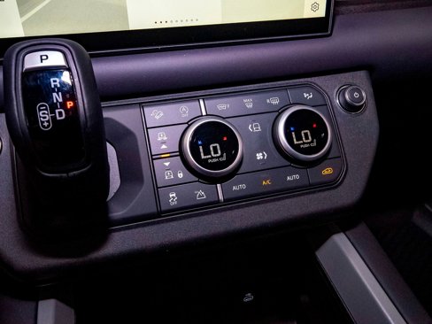 New 2025 Land Rover Defender 110 X image 28